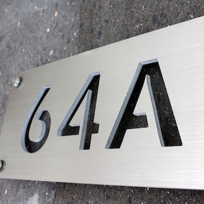 Números para casa en placa flotada con numeros huecos y separadores de aluminio para intemperie